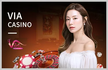 Tay vợt đang giao bóng trong trận đấu quần vợt căng thẳng tại bj888